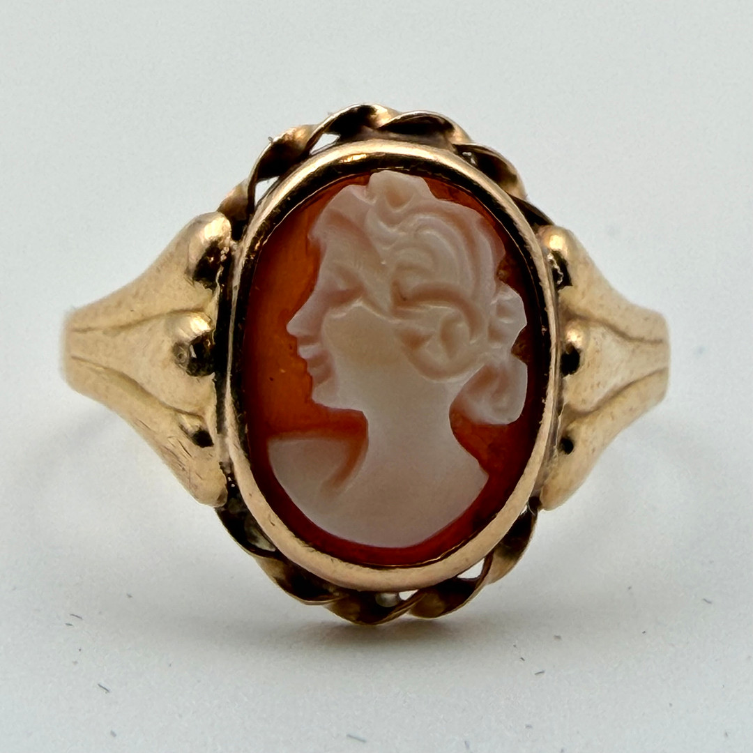 RING, 18 k guld, snäckskalskamé, Thord Blomberg, Örebro 1949.