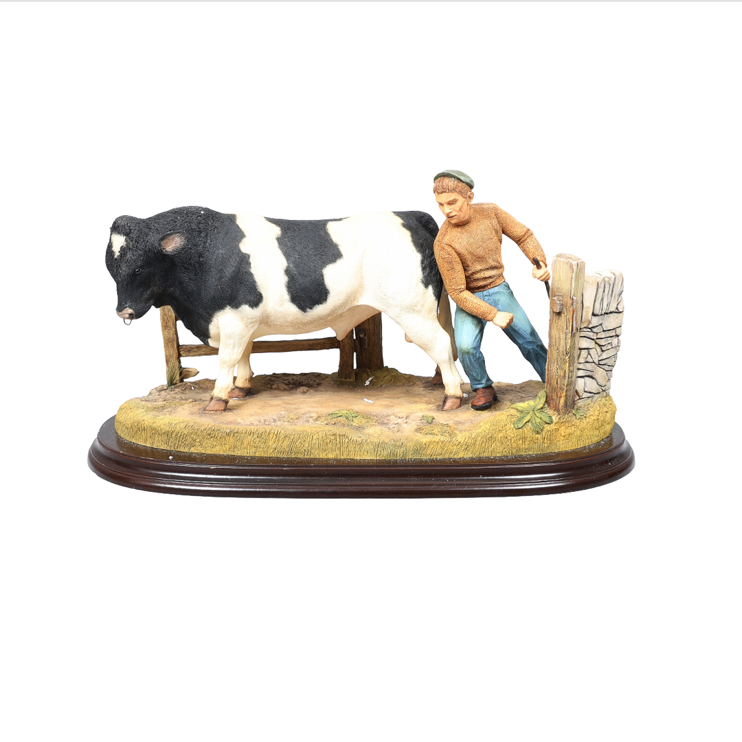 COUNTRY ARTISTS HOLSTEIN BULL "STANDING FOUR SQUARE".