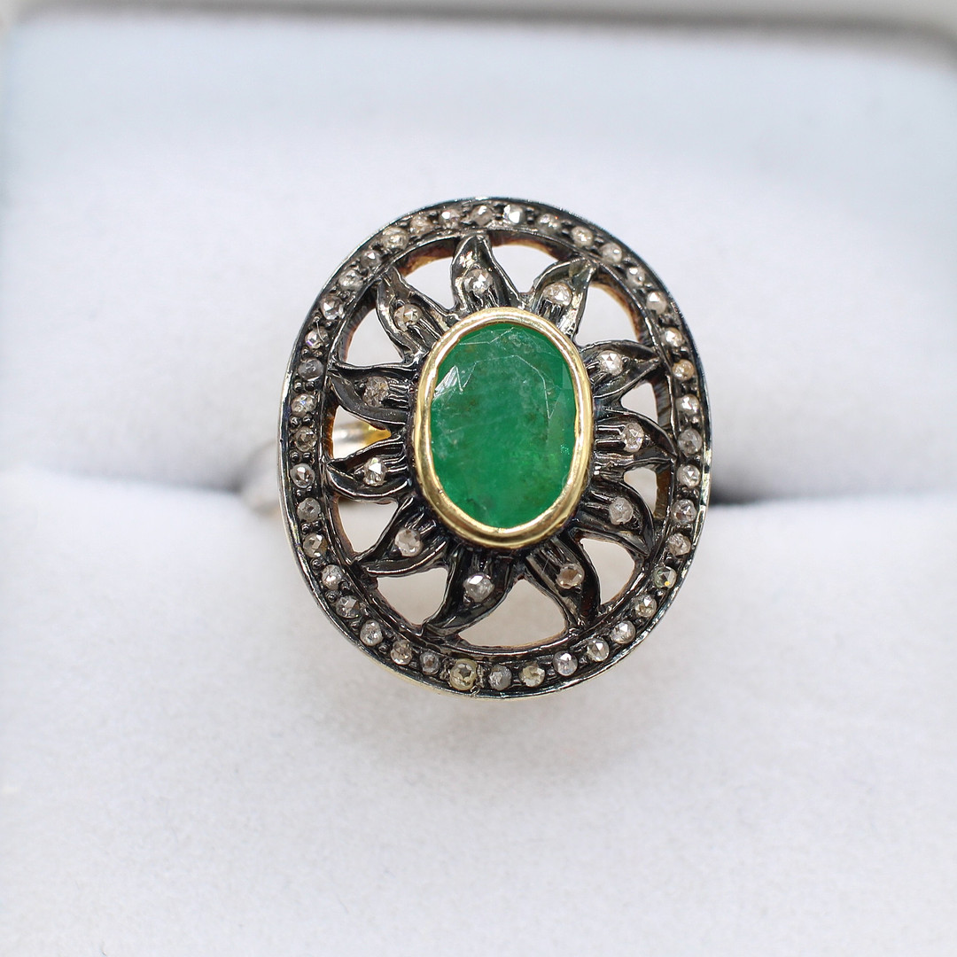 EMERALD & DIAMOND RING.