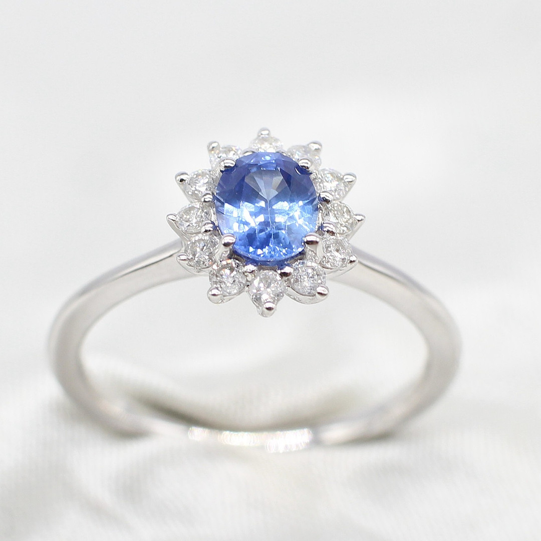 SAPPHIRE & DIAMOND CLUSTER RING.