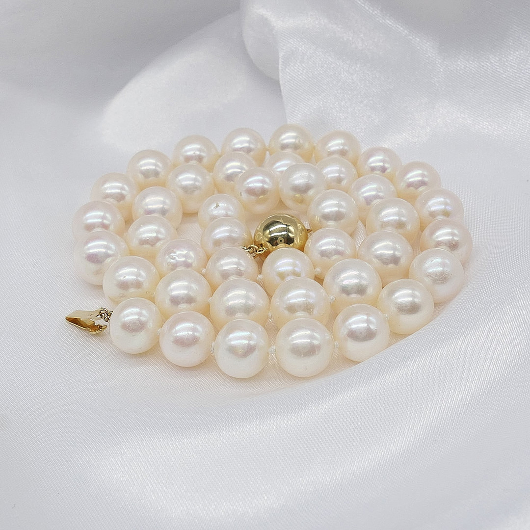 PEARL NECKLACE WITH GOLD CLASP.