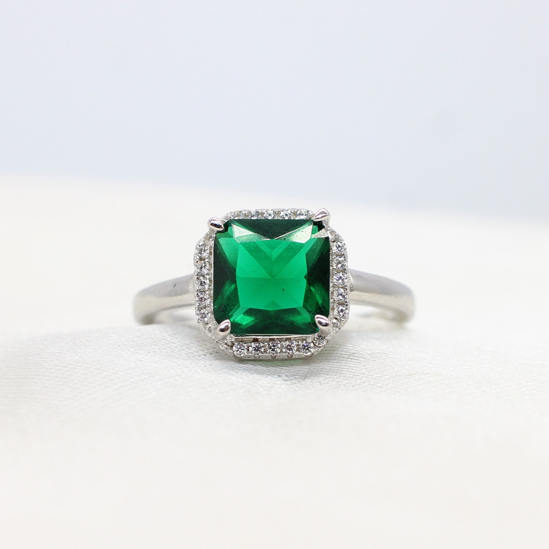 SILVER & GREEN CUBIC ZIRCONIA RING.
