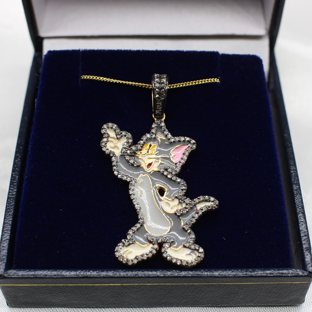 TOMCAT DIAMOND & GOLD PENDANT NECKLACE.