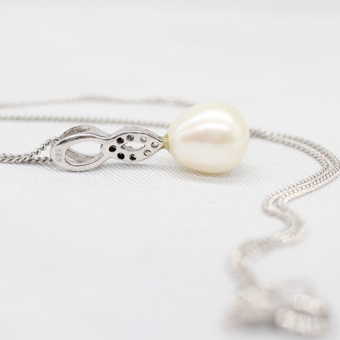 CULTURED PEARL & SILVER NECKLACE.