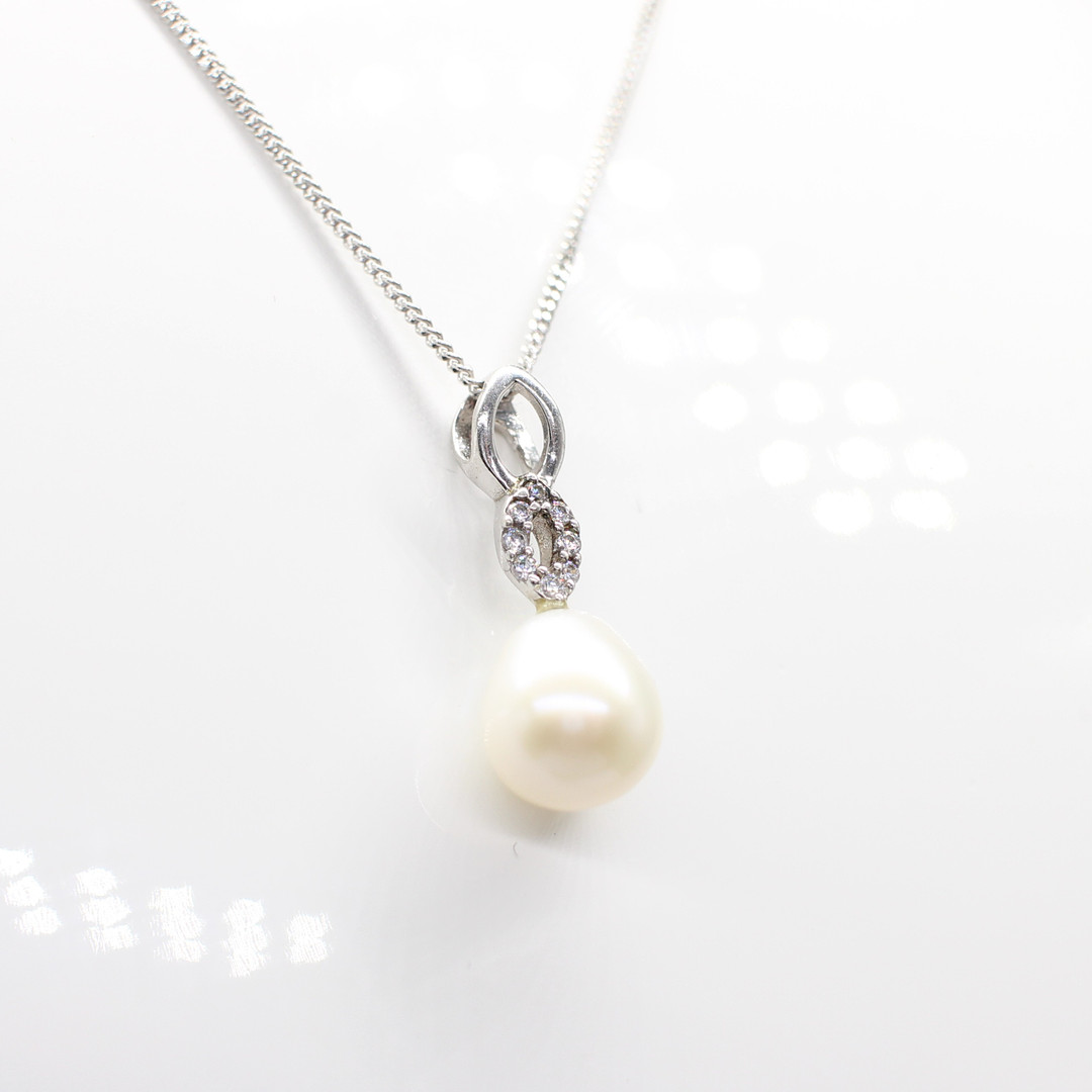 CULTURED PEARL & SILVER NECKLACE.