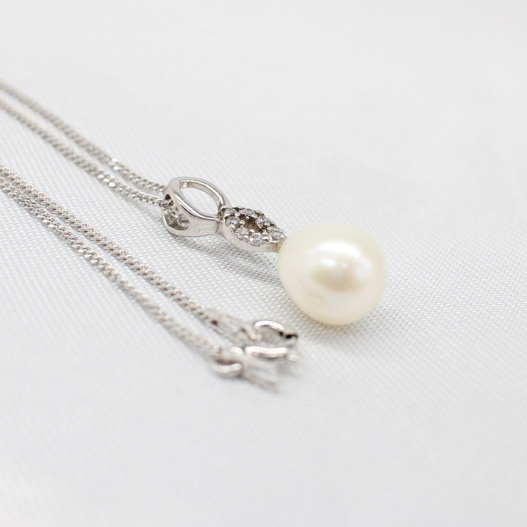 CULTURED PEARL & SILVER NECKLACE.
