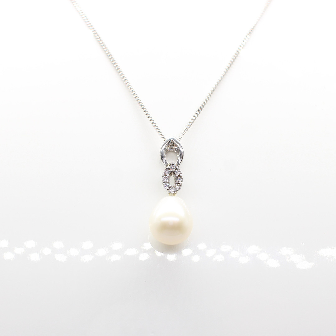 CULTURED PEARL & SILVER NECKLACE.