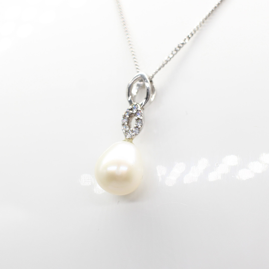 CULTURED PEARL & SILVER NECKLACE.