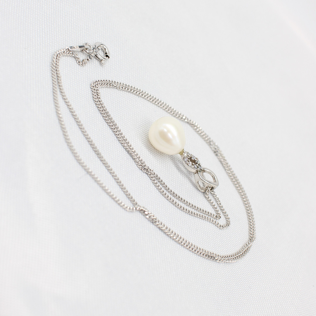 CULTURED PEARL & SILVER NECKLACE.