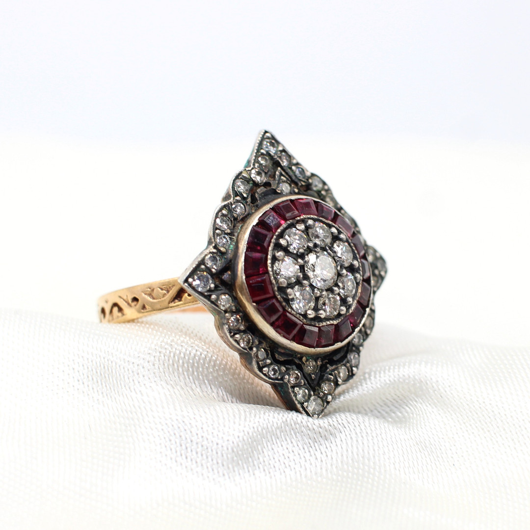 RUBY & DIAMOND RING.