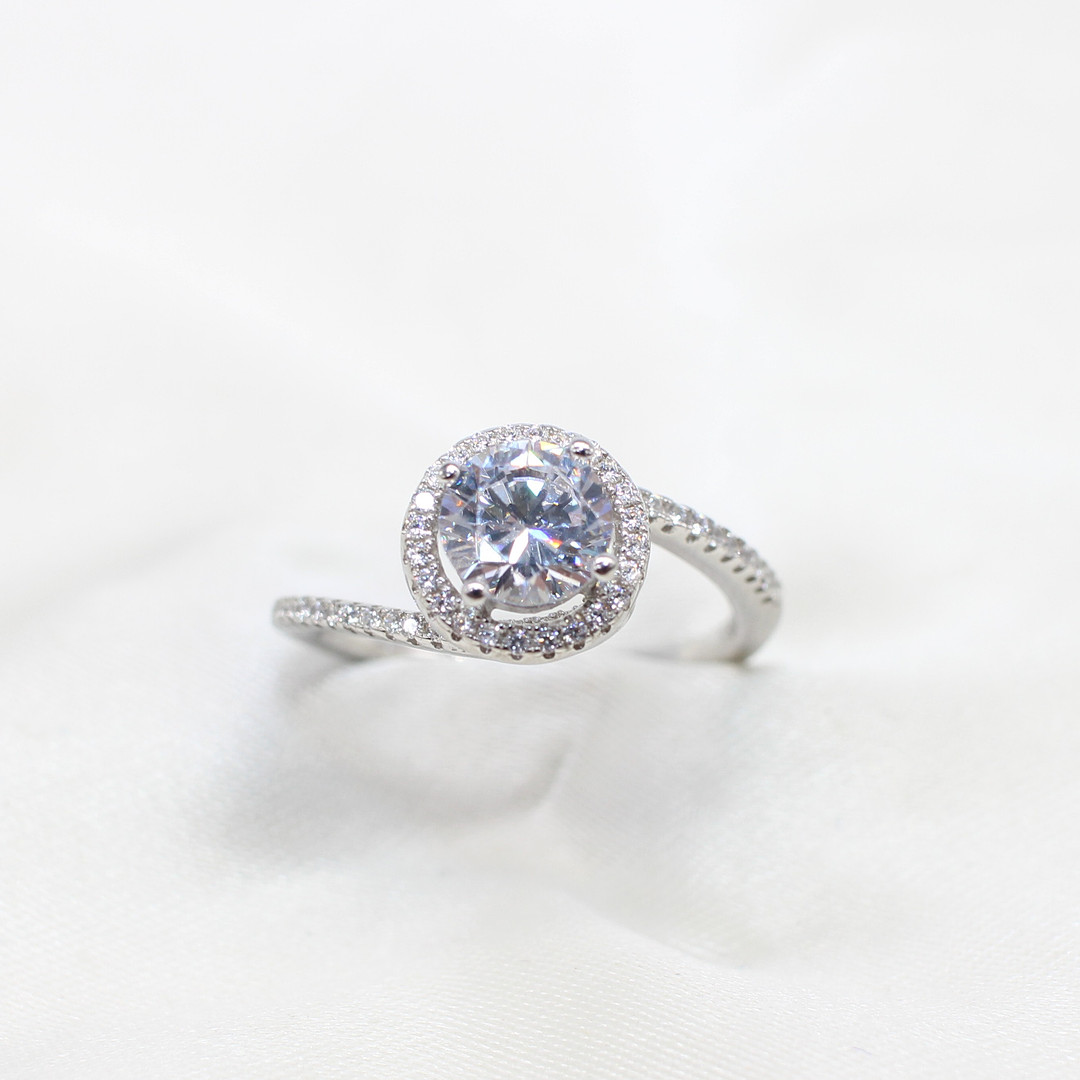 SILVER CUBIC ZIRCONIA SOLITAIRE RING.