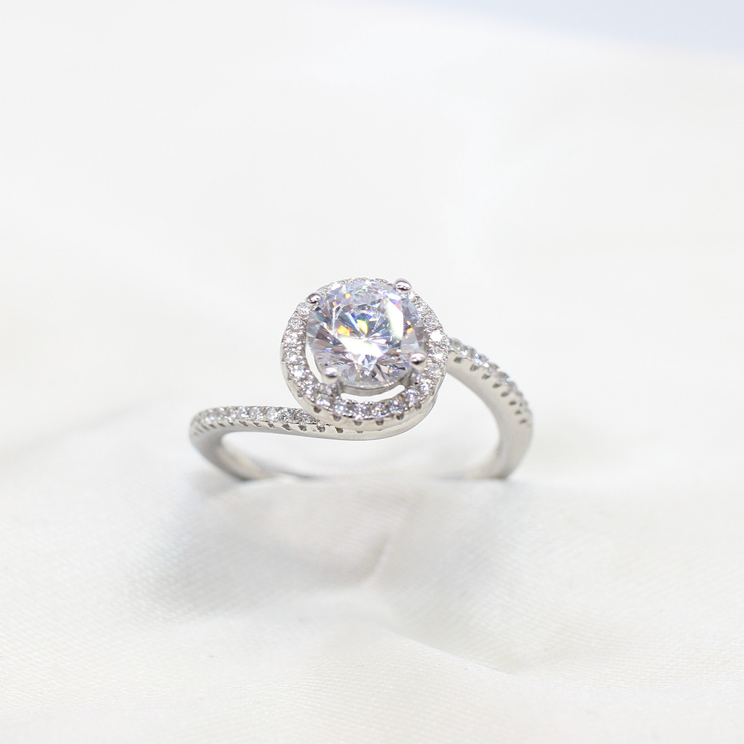 SILVER CUBIC ZIRCONIA SOLITAIRE RING.