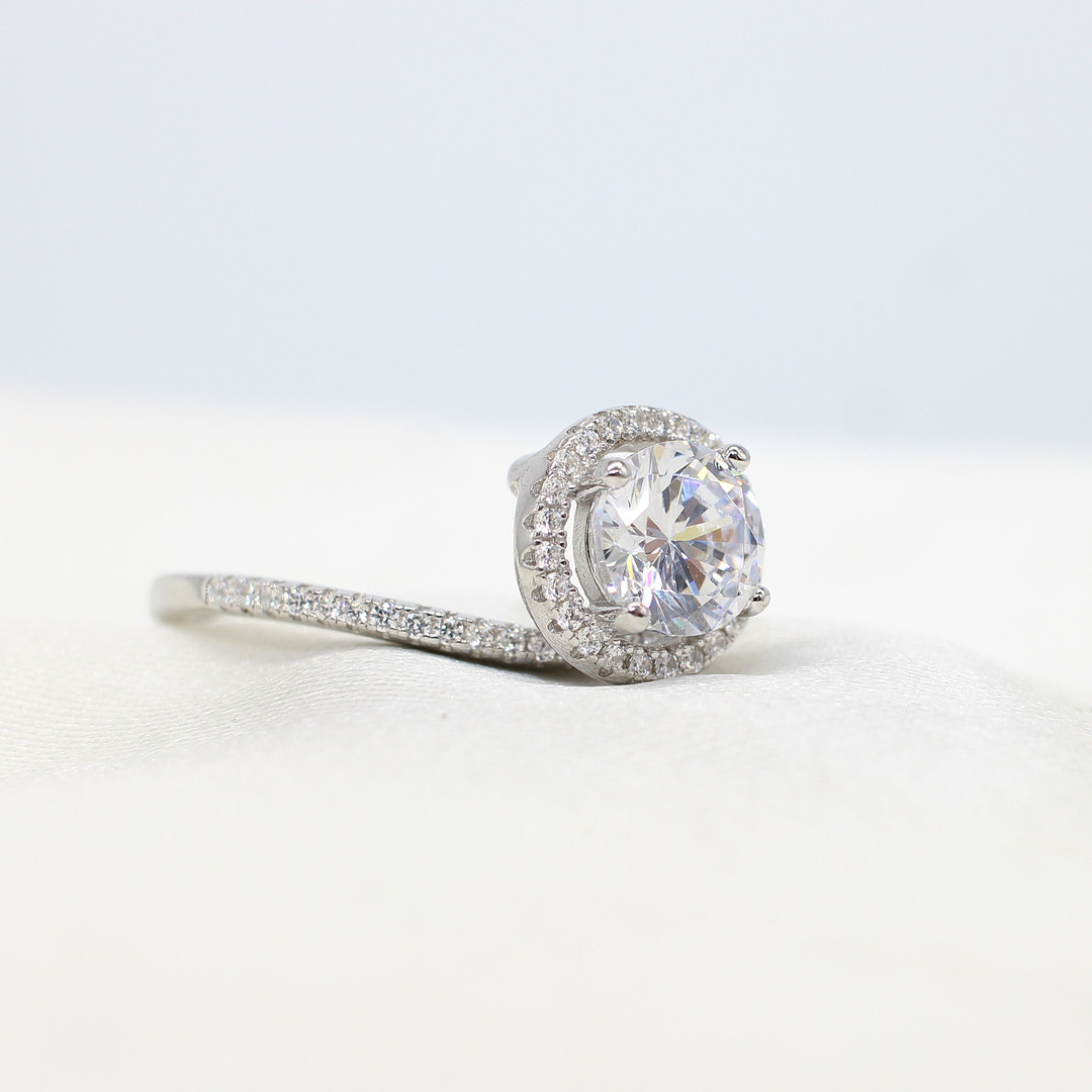 SILVER CUBIC ZIRCONIA SOLITAIRE RING.