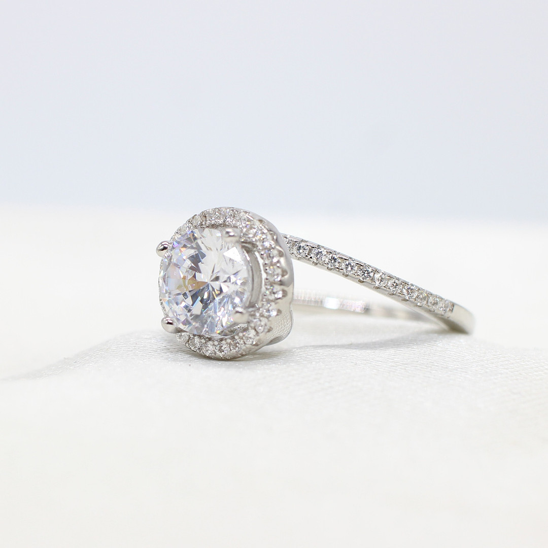 SILVER CUBIC ZIRCONIA SOLITAIRE RING.