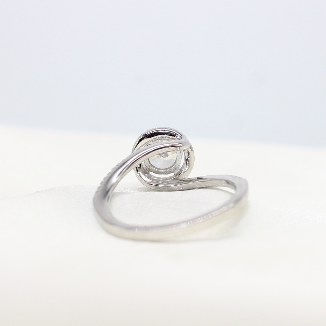 SILVER CUBIC ZIRCONIA SOLITAIRE RING.