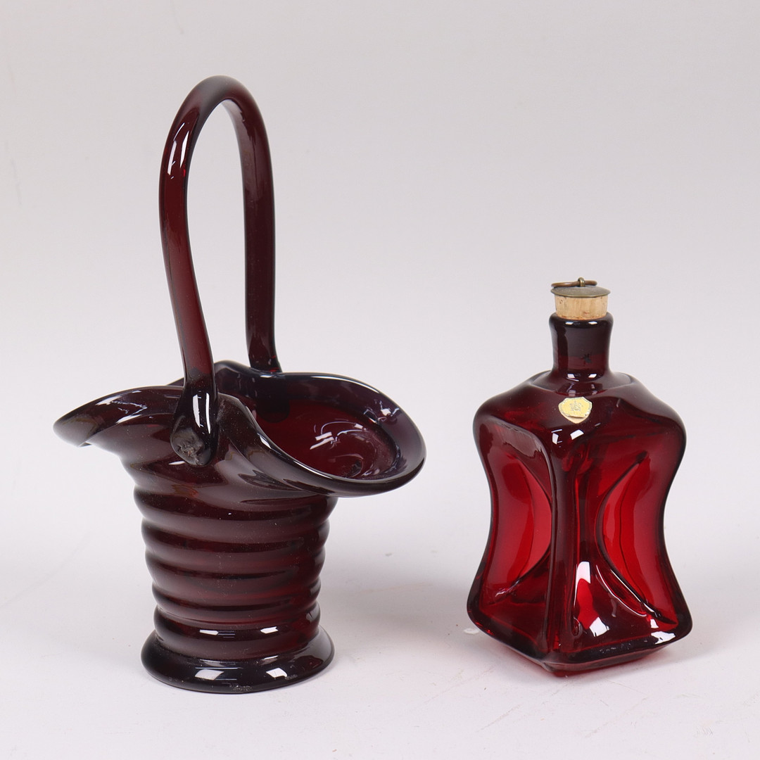 TRELLEBORGS GLASBRUK, kluckaflaska samt korgvas, rött glas, 1900-talets första hälft, 2 delar.