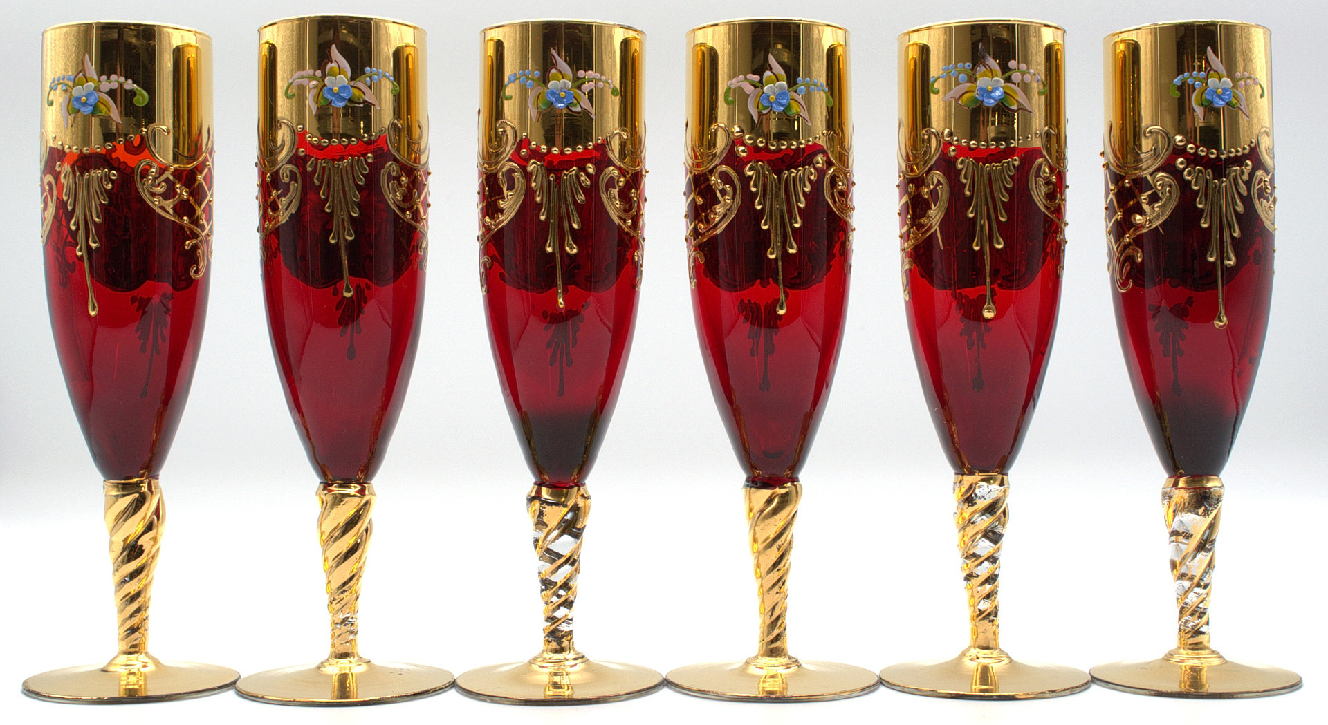 SET AUS 6 VENEZIANISCHEN CHAMPAGNERFLÖTEN, GLAS, RUBINROT, HANDBEMALT, GOLD UND BLUMENDEKOR, ITALIEN UM 1970.