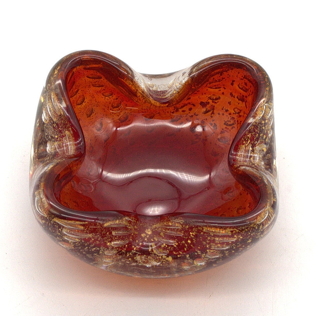 BAROVIER & TOSO. MURANO-GLASSCHALE, ROT-TRANSPARENT MIT GOLDPLATTIERTER FOLIE UND LUFTEINSCHLÜSSEN, ITALIEN, UM 1950.