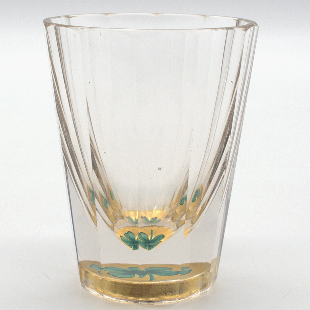 BÖHMISCHES BIEDERMEIER ZWISCHENGOLDGLAS, AUFWENDIG FACETTIERT, SICH SPIEGELNDES VIERBLÄTTRIGES KLEEBLATT. UM CA. 1860.