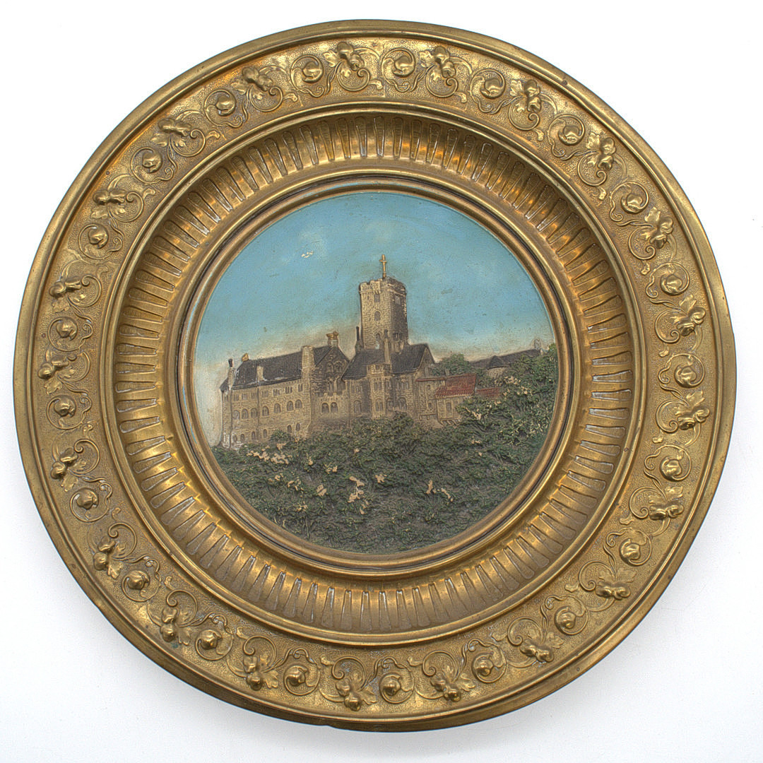 JOHANN MARESCH. (1851 - 1989 BÖHMEN) KERAMIK WANDTELLER MIT DARSTELLUNG DER WARTBURG, AUS DEM 19. JAHRHUNDERT.