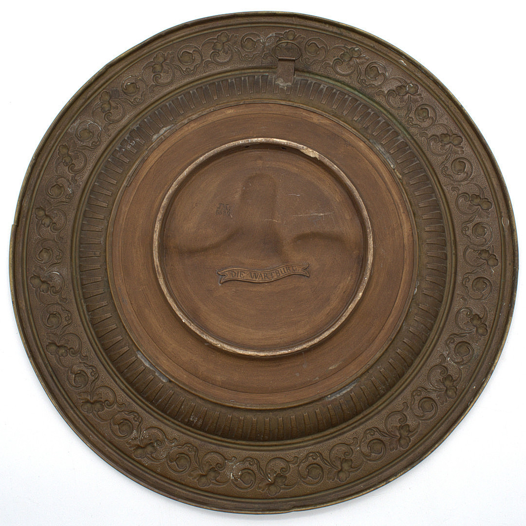 JOHANN MARESCH. (1851 - 1989 BÖHMEN) KERAMIK WANDTELLER MIT DARSTELLUNG DER WARTBURG, AUS DEM 19. JAHRHUNDERT.