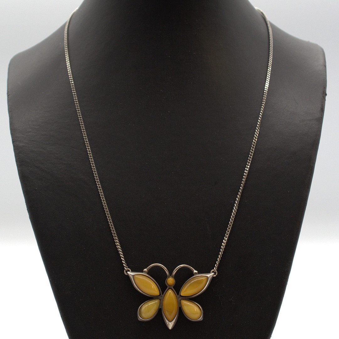 DESIGNER COLLIER, STERLINGSILBER ALS PLASTISCHER SCHMETTERLING, BESETZT MIT MEHREN BUTTERSCOTCH BERNSTEIN CABOCHONS, 20. JAHRHUNDERT.