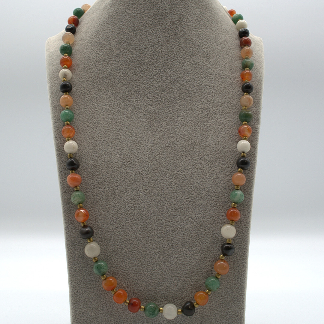 EDELSTEINMIXCOLLIER, RUNDE, POLIERTE PERLEN, TRENNPERLEN AUS MESSING, UM 1950, MIT SCHRAUBVERSCHLUSS CA. 70 CM.