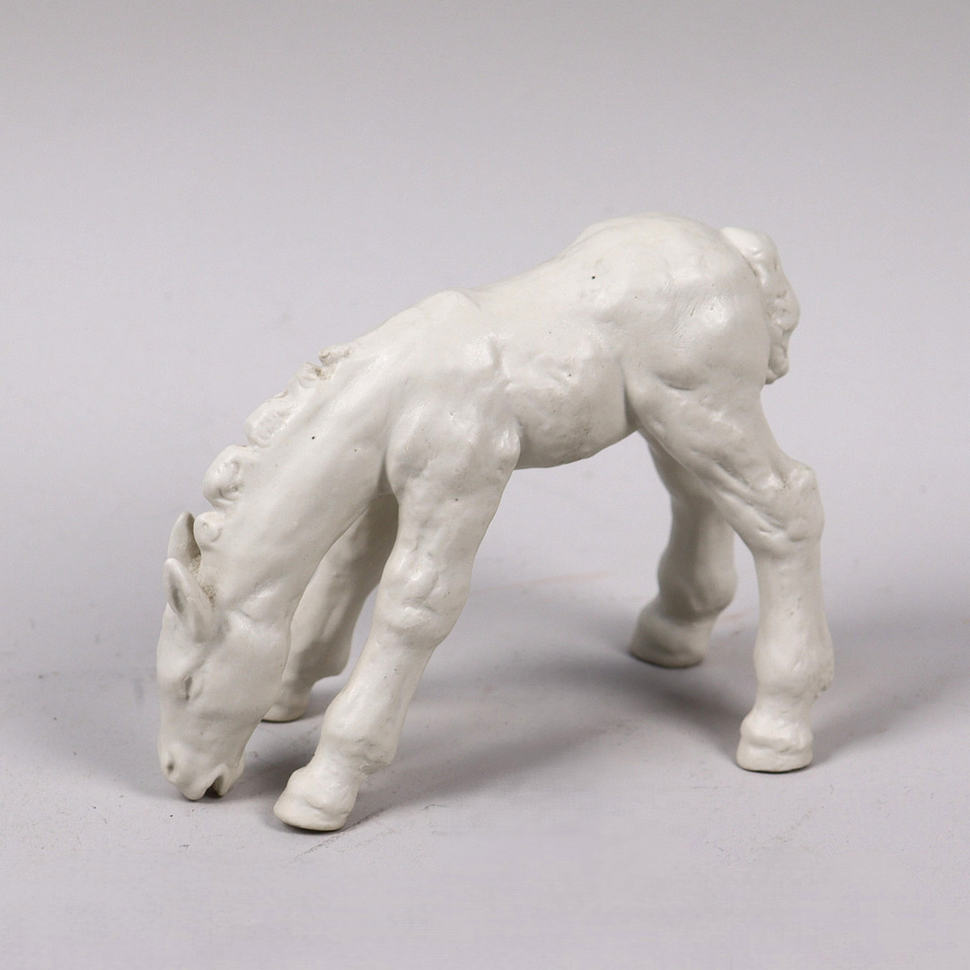 FIGURIN, Schaubach Kunst, Tyskland, betande hästföl i glaserad keramik.