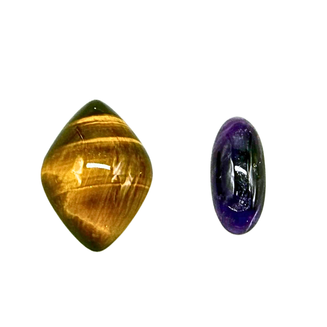 EDELSTEINSET AUS FEIN POLIERTEN TIGERAUGE UND AMETHYST-CABOCHON.