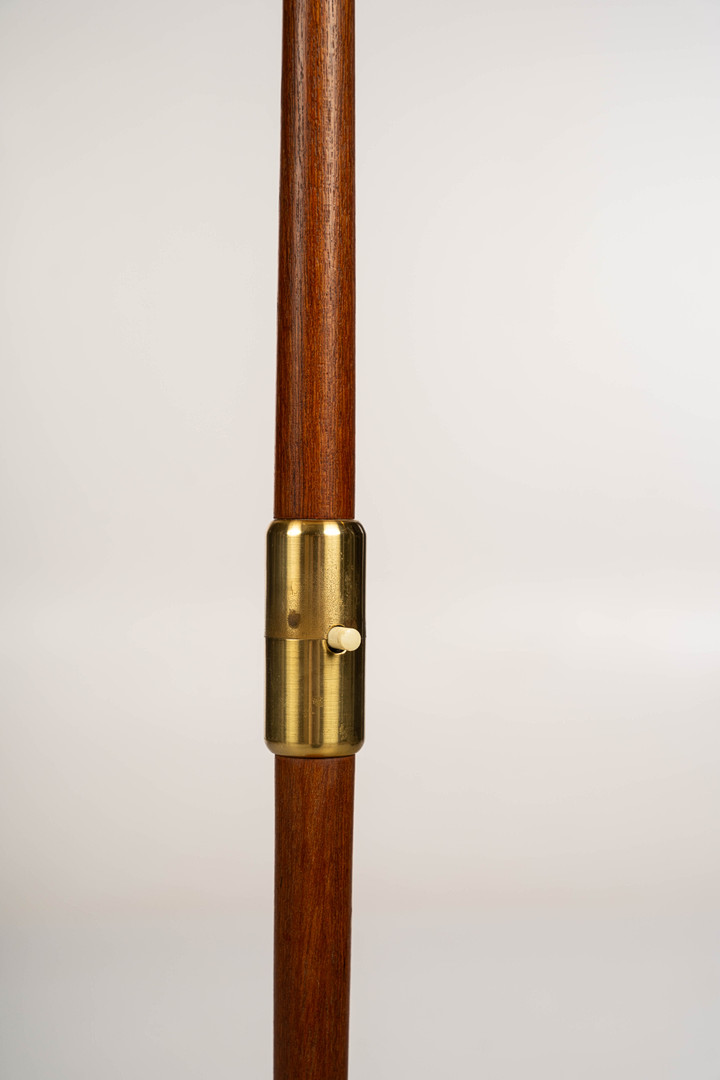 GOLVLAMPA, teak, mässing, 1950/60-tal.