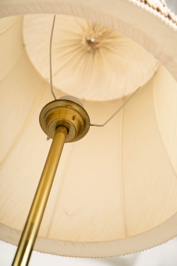 GOLVLAMPA, teak, mässing, 1950/60-tal.