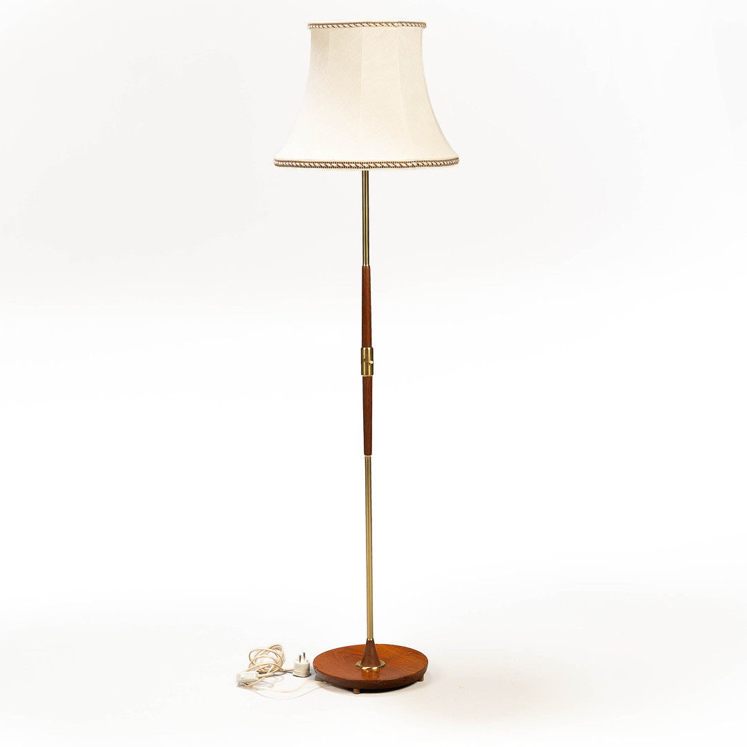 GOLVLAMPA, teak, mässing, 1950/60-tal.
