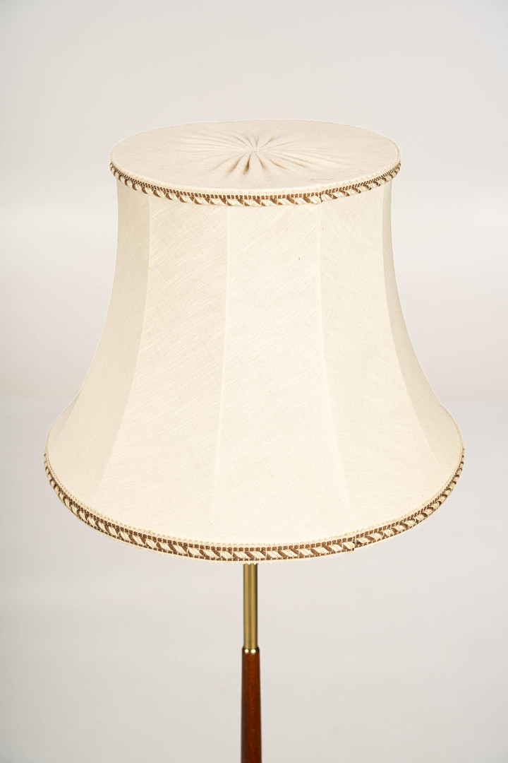 GOLVLAMPA, teak, mässing, 1950/60-tal.