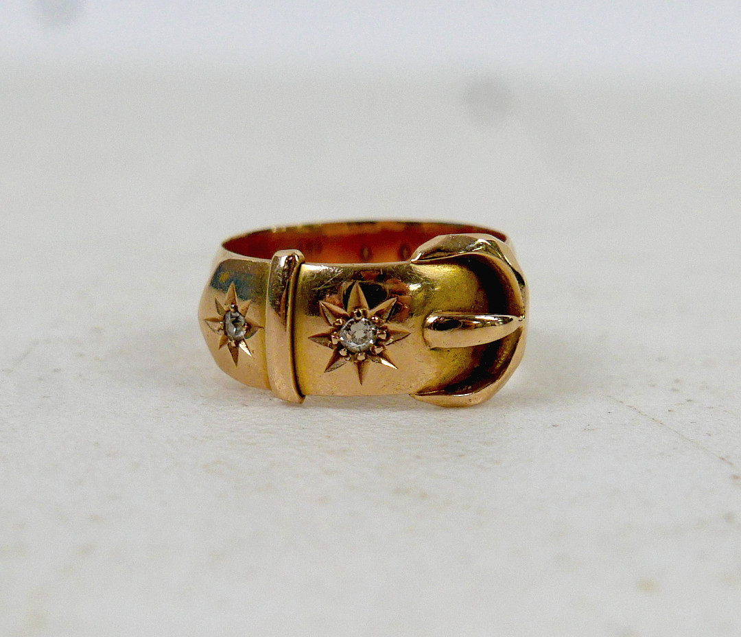 A GEORGE V 18CT YELLOW GOLD RING.