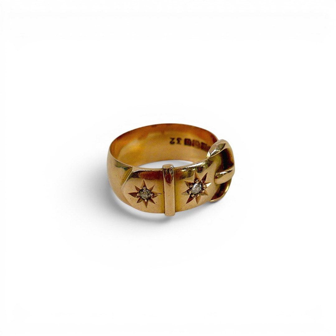 A GEORGE V 18CT YELLOW GOLD RING.