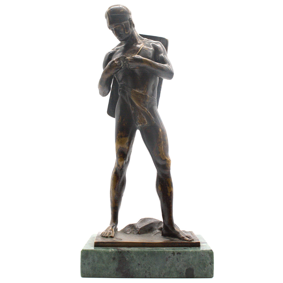 LUDWIG EISENBERGER. (TÄTIG 1895 -1920) GUSS VON AKTIEN-GESELLSCHAFT GLADENBECK & SOHN BRONZE SKULPTUR EINES PLASTISCHEN KRIEGERS, MARMORSOCKEL, UM 1910.