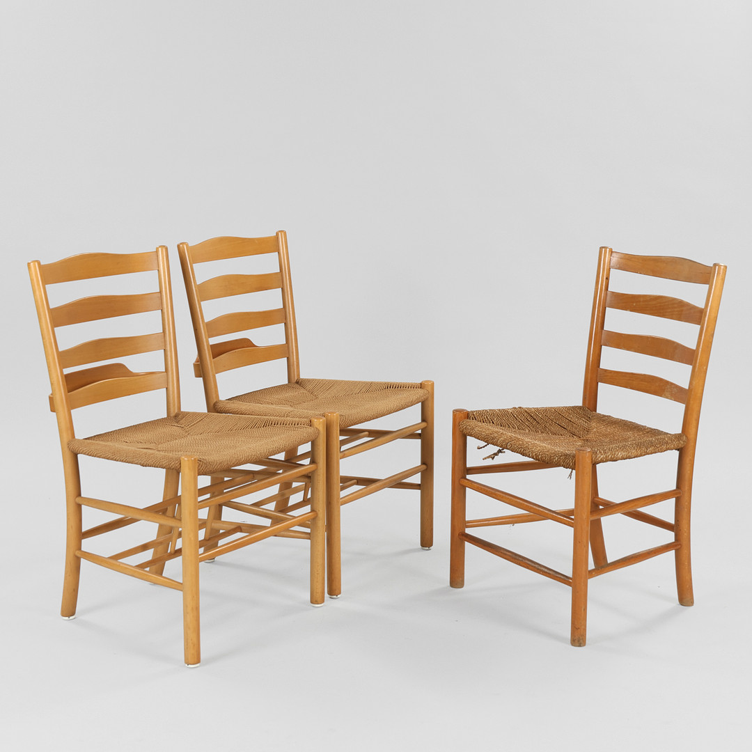 KAARE KLINT. "Kirkestolen", tre stole med stel af bøg, sæde af flettet papirgarn, modelnr. 4133, Fritz Hansen, Danmark, formgivet 1930, (3).