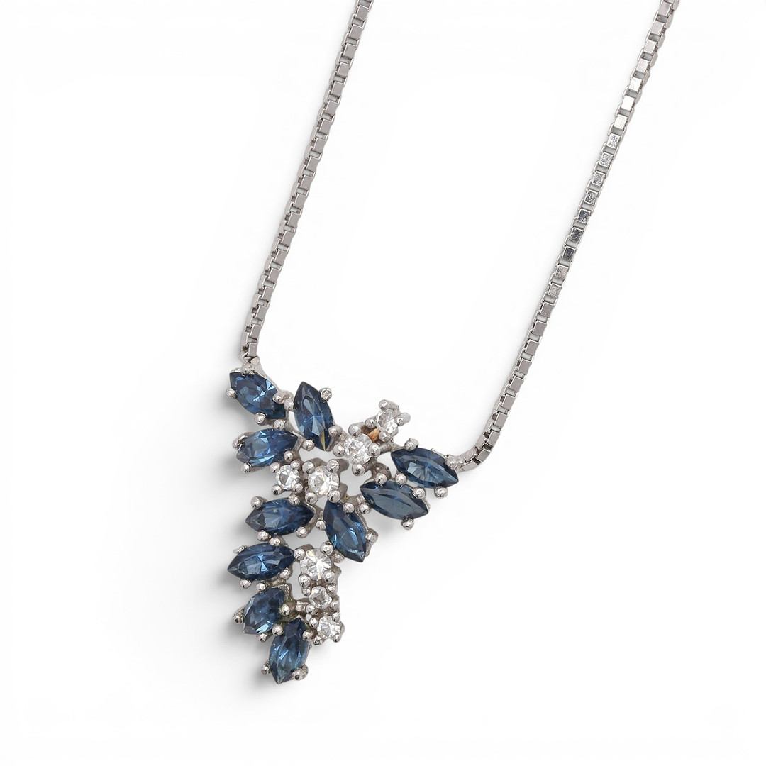 Silver and zircons choker.
