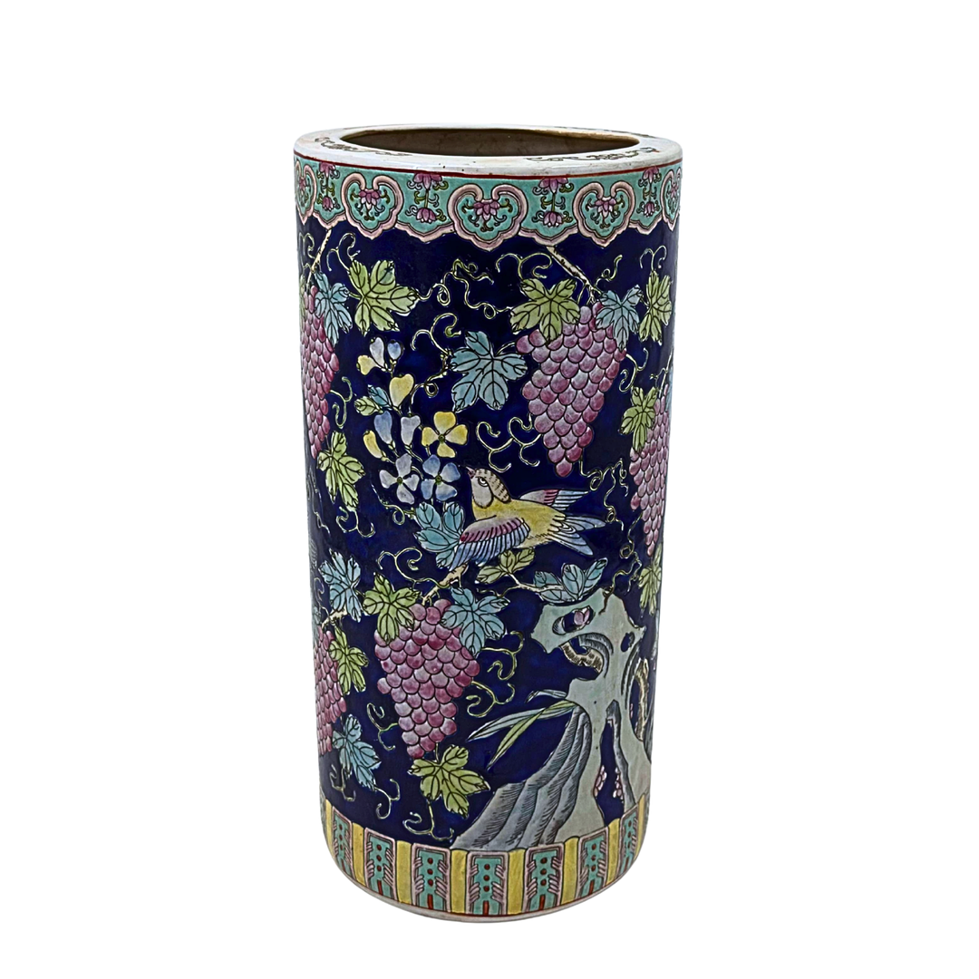 CHINESISCHE PORZELLANVASE MIT DETAILLIERTEM DEKOR AUS WEINTRAUBEN UND VÖGELN.