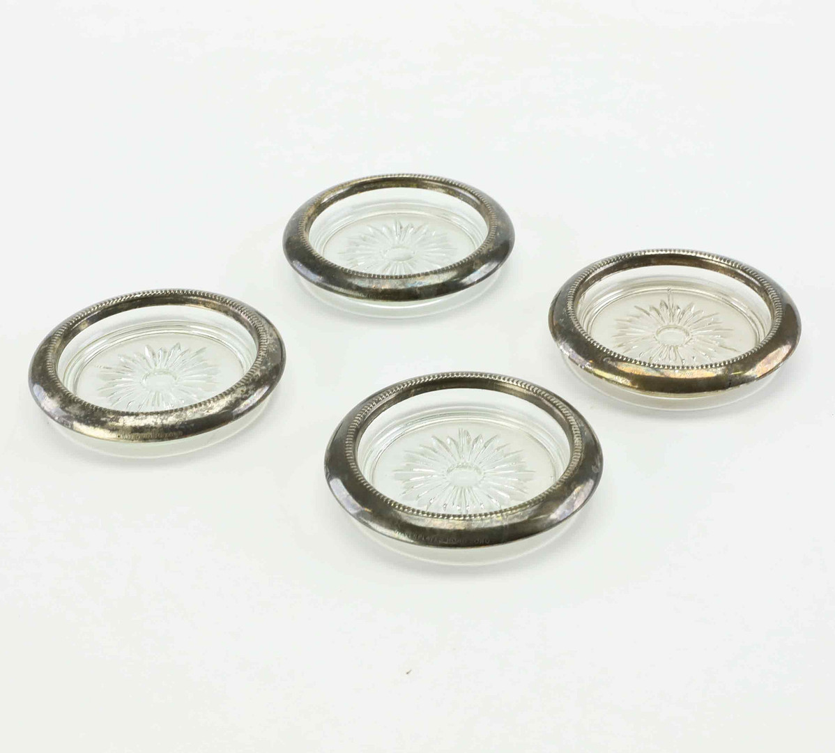 GLASUNDERLÄGG, 4 st, silverpläterad, glas, 1900-tal.