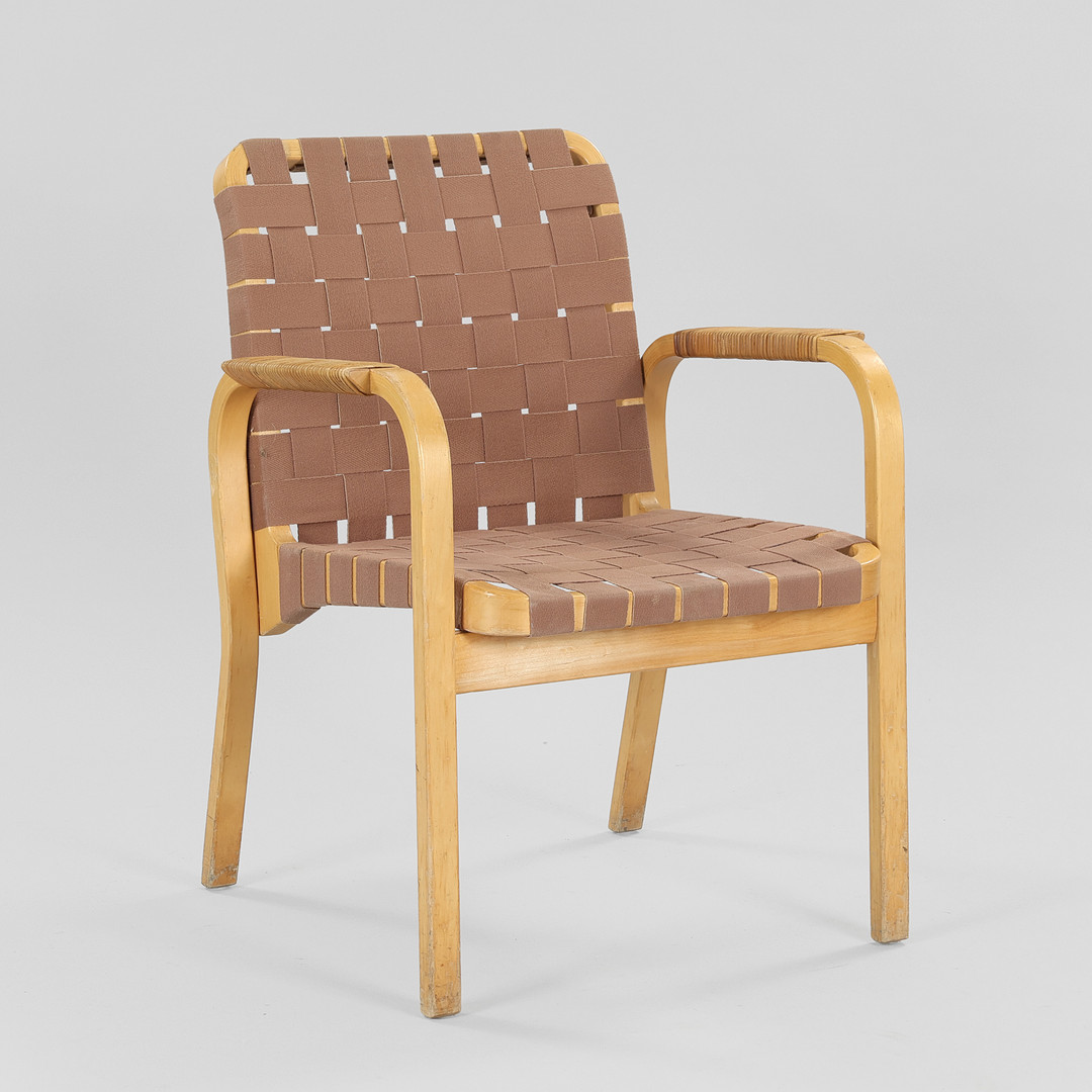 ALVAR AALTO. Armstol med stel af birk, armlæn omviklet med flet og sæde og ryg med flettet gjorde, modelnr. 45, Artek, Finland, formgivet 1947.