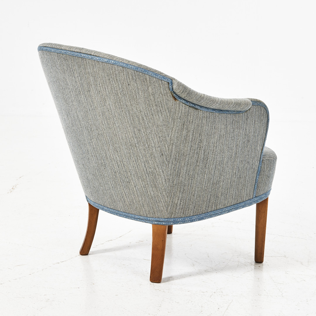 CARL MALMSTEN. Fåtölj, "Lill-paddan", klädsel i gråblå textil.