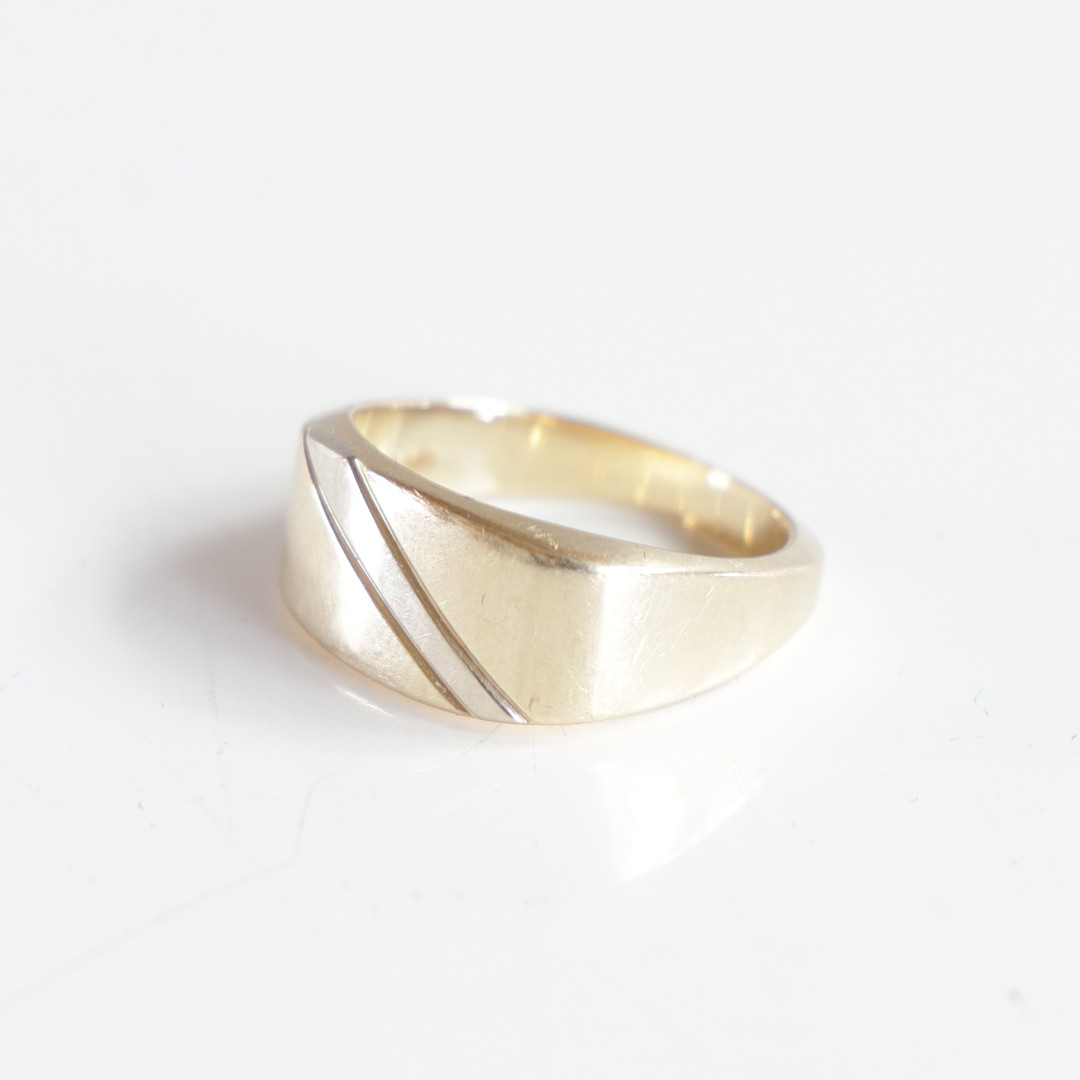 Herrering af 14 kt guld, stemplet 'SC 585'.