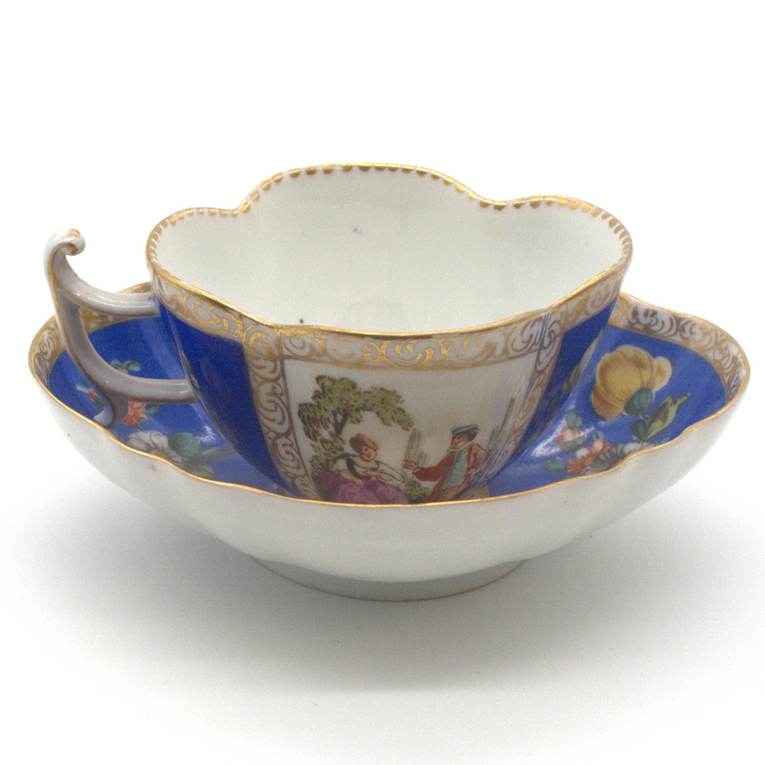 DRESDEN. ANTIKE TASSE -WATTEAU- UND BLUMENMALEREI, GOLDVERZIERUNGEN, SPÄTES 19. JAHRHUNDERT.