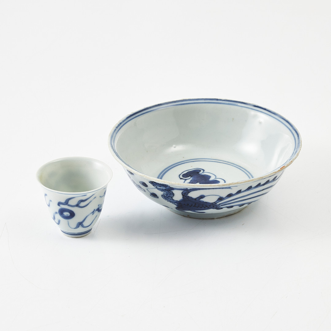 KOPP samt SKÅLFAT, porslin, Kina, sen Ming (1368-1644), dekor i blåvit underglasyr.