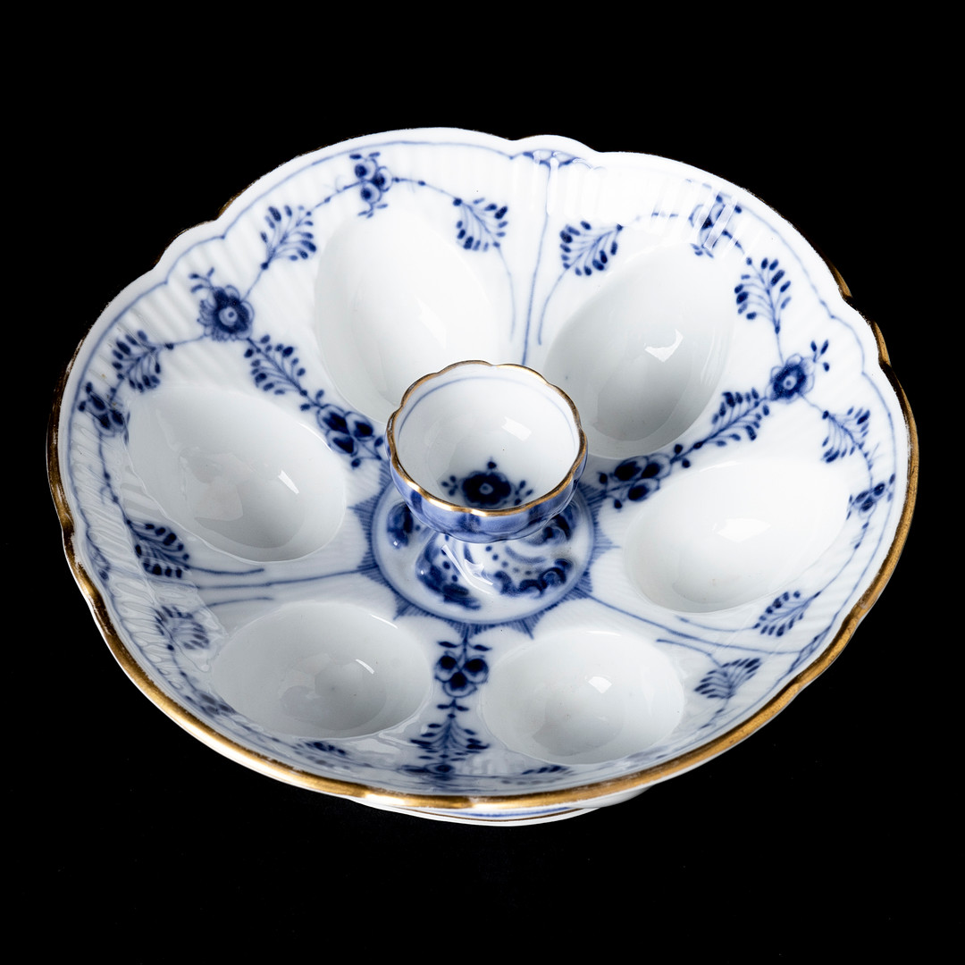 ÄGGFAT, porslin, "Musselmalet rifflet", modell 119 med guldkant. Royal Copenhagen, Danmark, 1800-talets andra hälft.