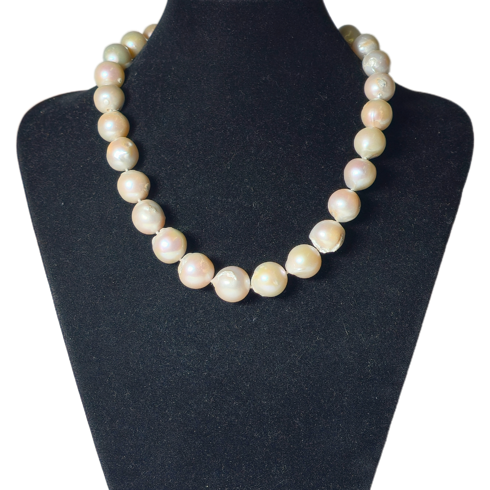 Collar de perlas cultivadas con cierre de plata.