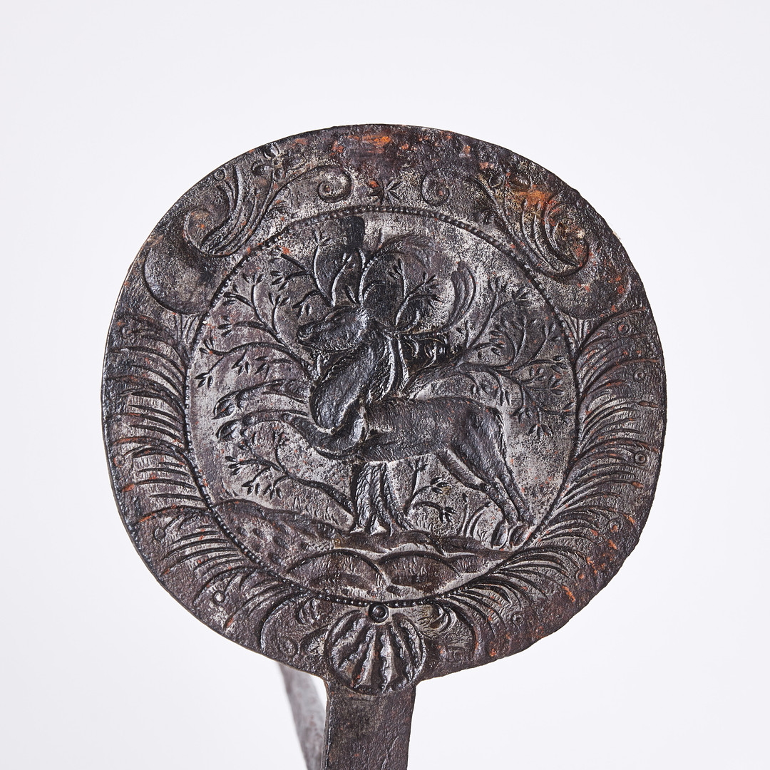 RÅNJÄRN. 1700-tal, smidesjärn dekor av par ställda heraldiska lejon, spegelmonogram under krona, motsatt sida med dekor av kronhjort.