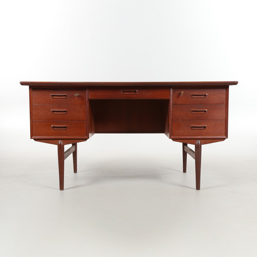 Dansk design. Fritstående skrivebord af teak, ca. 1960.