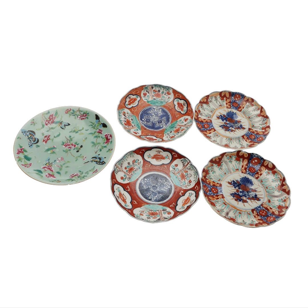 2 PAIRS OF JAPANESE IMARI PORCELAIN DISHES, AND A CHINESE PLATE. (5).